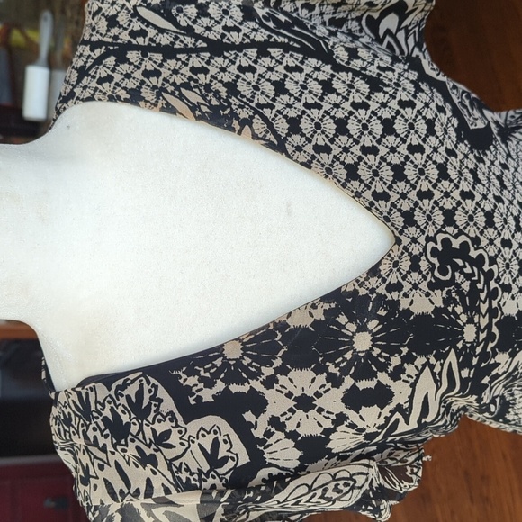 Taylor Black Floral print Ruched Ruffled Dress Black V-Neck size 6 - Picture 4 of 12